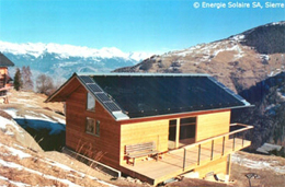 maison équipée à l'énergie solaire - électricité et chauffe-eau